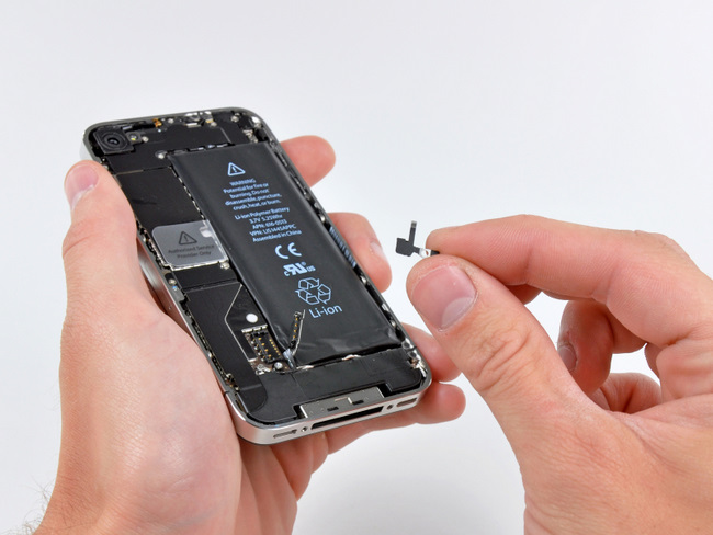 苹果 iPhone 4 手机电池与主板之间的连接