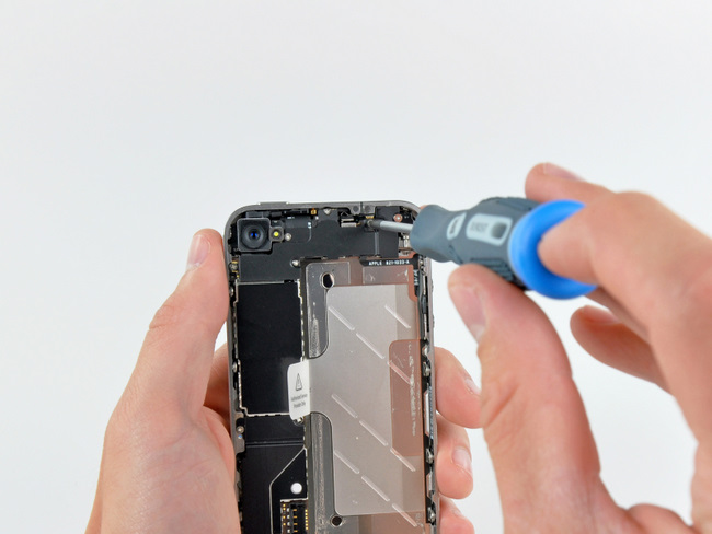 苹果 iPhone 4 手机主板与后盖间的EMI电磁屏蔽罩
