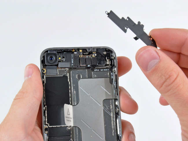 苹果 iPhone 4 手机主板与后盖间的EMI电磁屏蔽罩