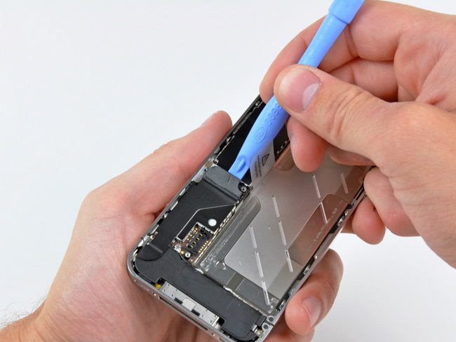 苹果 iPhone 4 手机主板与机身下半部之间的排线