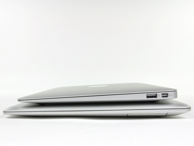 新旧两代苹果 Macbook Air笔记本电脑侧面对比