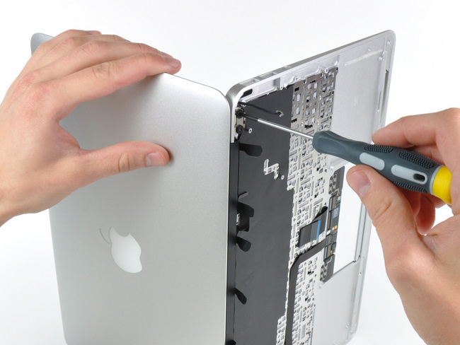拆解11寸苹果 Macbook Air笔记本电脑的屏幕
