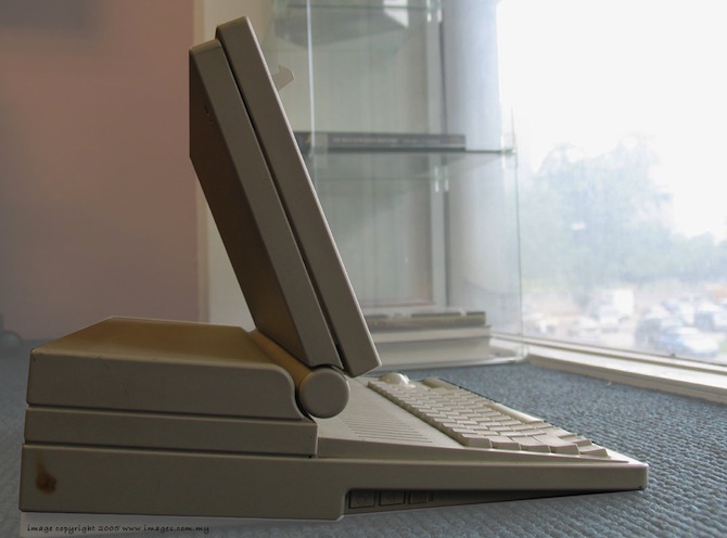 第一台苹果笔记本电脑：Macintosh Portable 的侧面照片