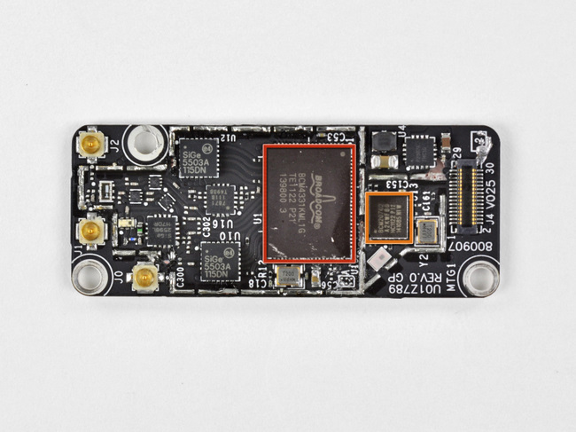 2011年新款苹果 Mac mini 的无线模块芯片特写