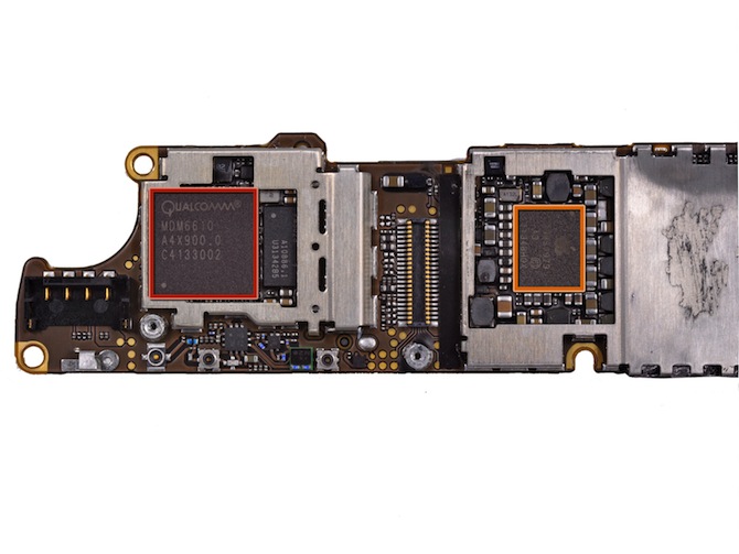 苹果 iPhone 4S 主板背面的芯片