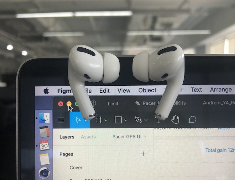 苹果 AirPods Pro 耳机是可以吸在 Mac 屏幕上的