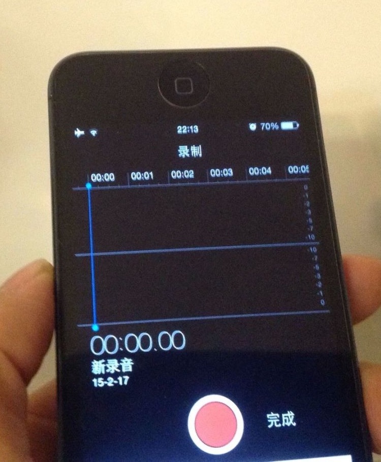 苹果 iOS 系统的一个设计细节：语音备忘录 App 可以 180° 旋转使用