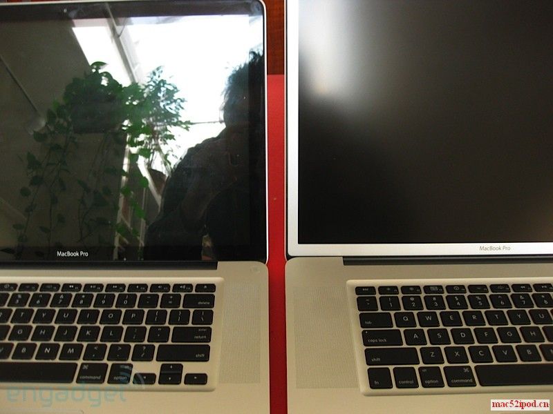 镜面屏与非镜面屏（雾面屏）的苹果Macbook Pro笔记本电脑效果对比照片