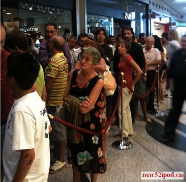 苹果设在米兰的Apple Store专卖店：Carosello简介和开业组图－－排队的人群