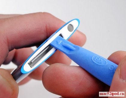 09新款苹果iPod Nano拆解及零件组图：撬开外壳