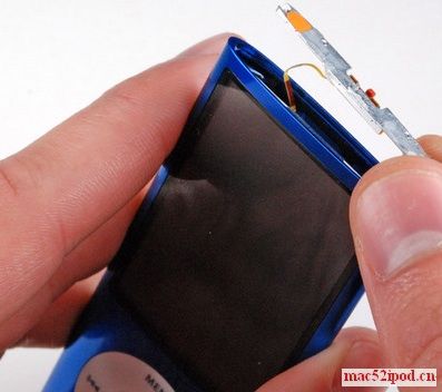 09新款苹果iPod Nano拆解及零件组图：取下顶部金属盖板