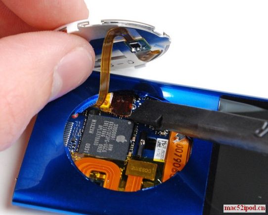 09新款苹果iPod Nano拆解及零件组图：拆下控制转盘