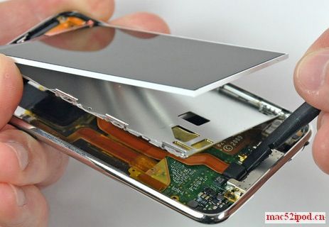 拆解第3代苹果iPod touch的屏幕与主板之间的排线与接口