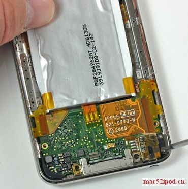 第3代苹果iPod touch拆解过程和零件组图：拆下主板上的螺丝
