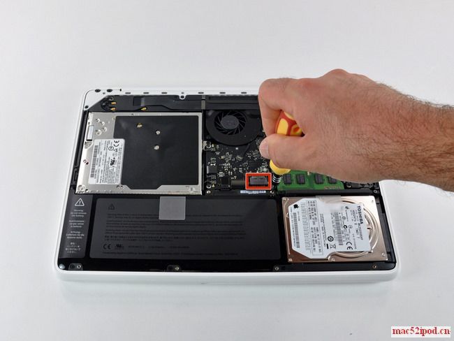 断开红框标记的Macbook笔记本电脑电源排线