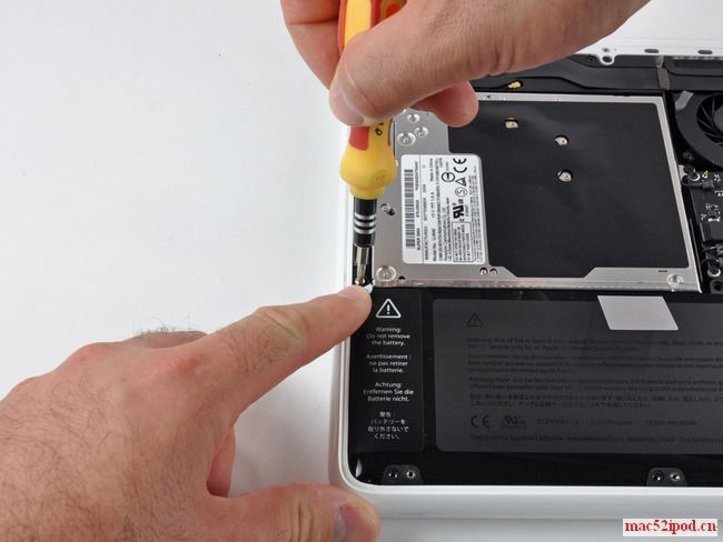 拆下新款苹果Macbook笔记本电脑的电池