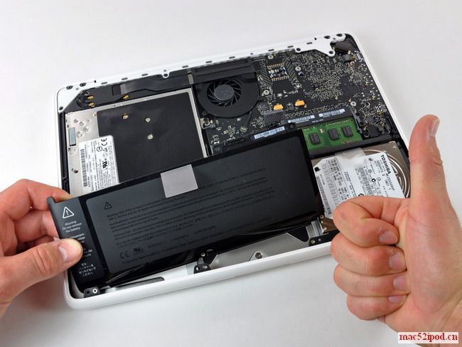 新一代苹果Macbook的电池被顺利拆解下来