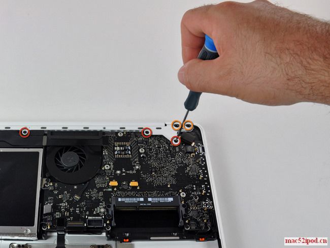 拧下苹果Macbook笔记本电脑的螺丝