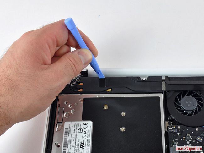 开始拆解新一代Macbook的无线网卡