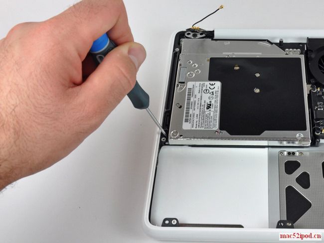 新一代苹果Macbook的光驱拆机图