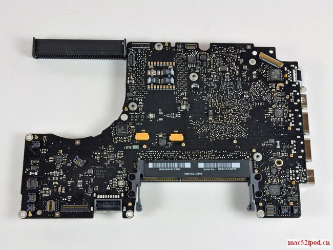 新一代苹果Macbook笔记本电脑的主板照片（背面）