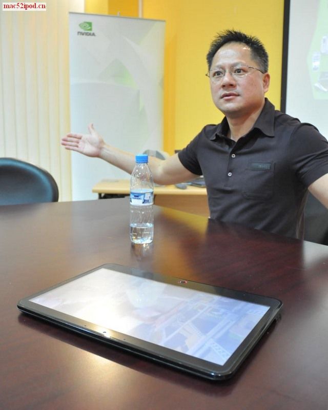 Nvida公司CEO黄仁勋用假苹果平板上网本