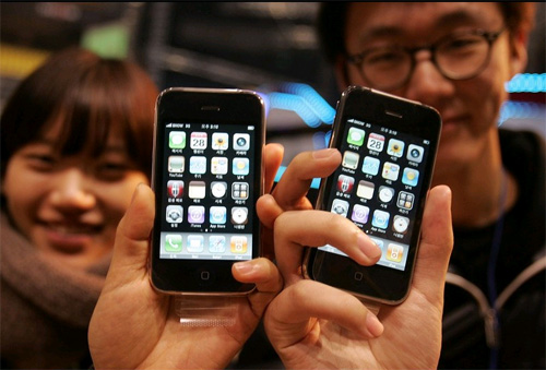 购买苹果iPhone手机的韩国顾客