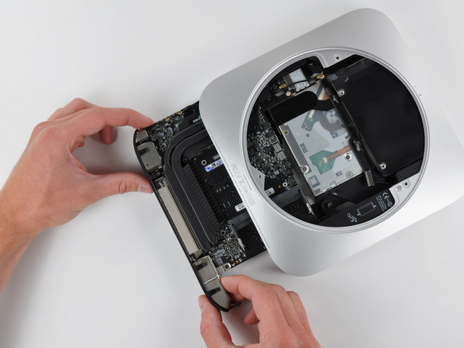 取出苹果Mac Mini电脑主板