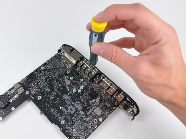 拆卸苹果Mac Mini主板上的接口框架