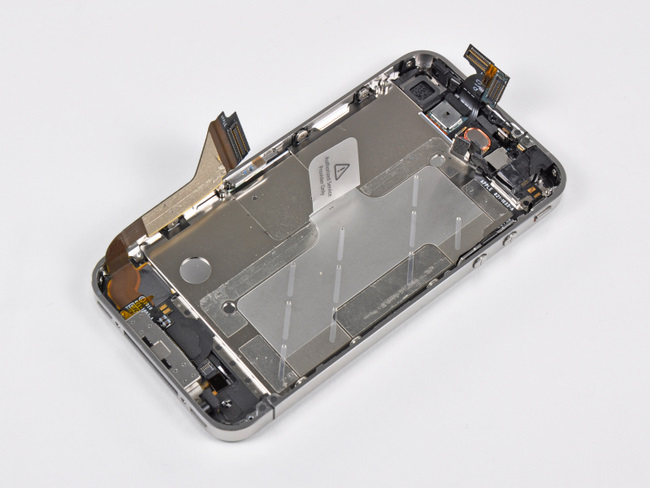 拆下主板后的苹果 iPhone 4 手机机身
