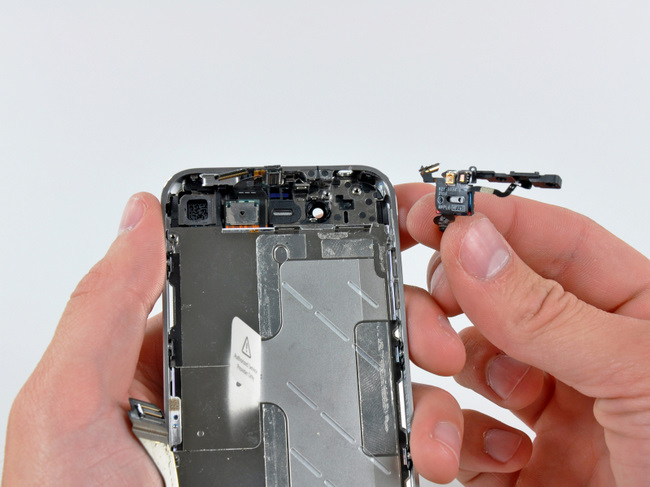 苹果 iPhone 4 手机顶部的降噪麦克风