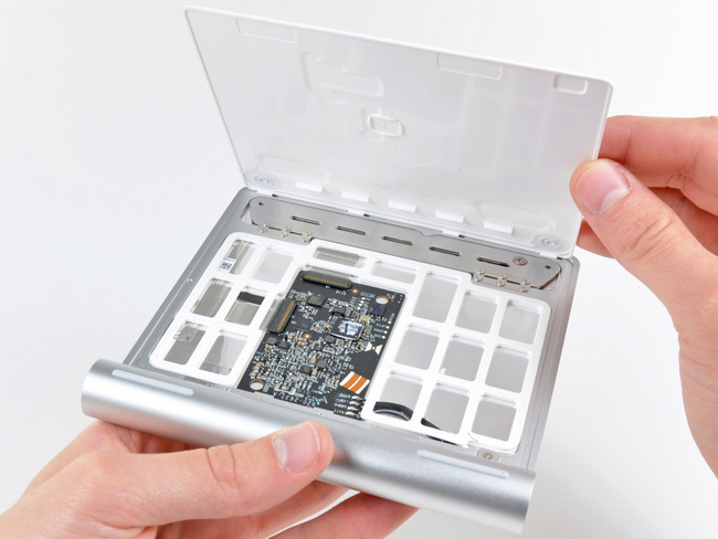打开苹果 Magic Trackpad 无线多点触控板的底盖
