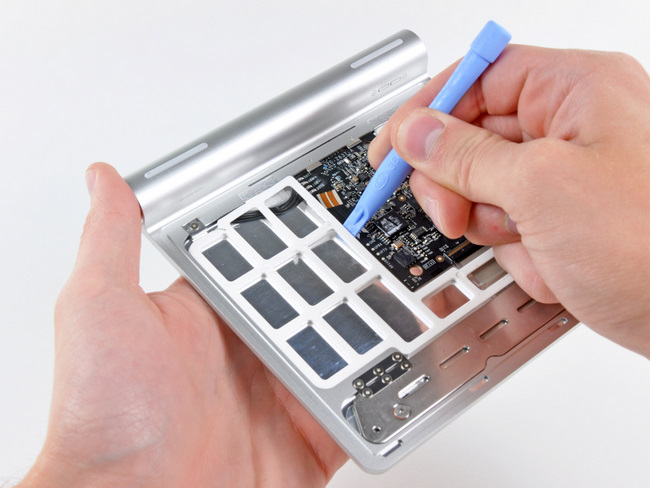 拆下苹果 Magic Trackpad 无线多点触控板内部的白色的塑料框架