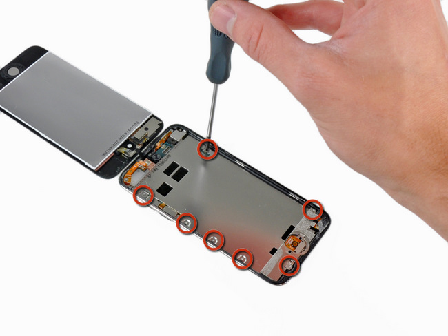 苹果 iPod touch 4 主板屏蔽层的螺丝