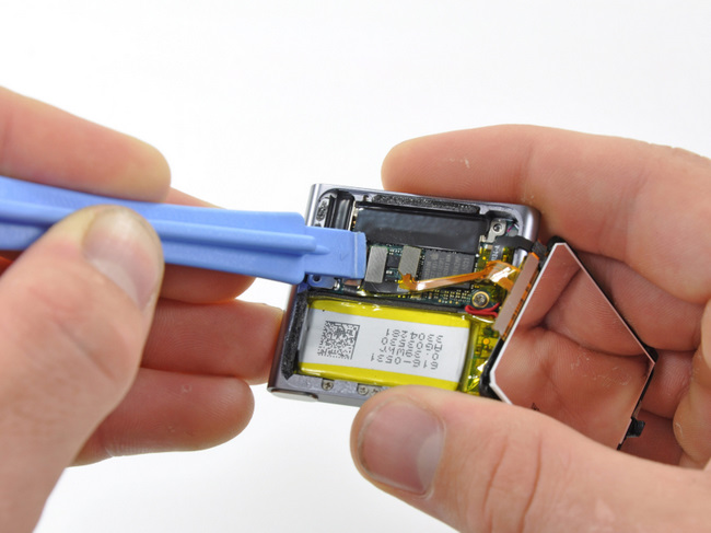 断开第六代苹果 iPod nano 的屏幕排线