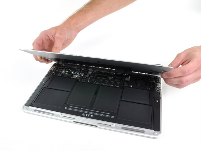 打开11寸苹果 Macbook Air笔记本电脑的底盖