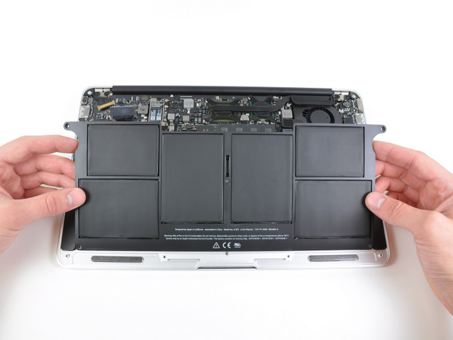 取出11寸苹果 Macbook Air笔记本电脑电池模块