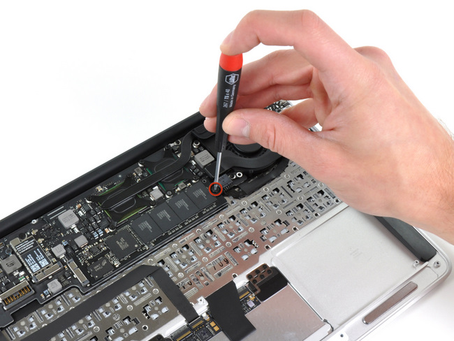 11寸苹果 Macbook Air笔记本电脑的硬盘固定螺丝