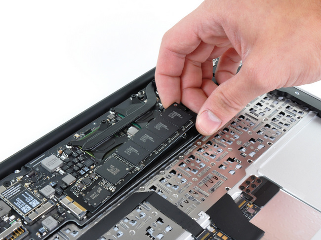 拆下11寸苹果 Macbook Air笔记本电脑的硬盘