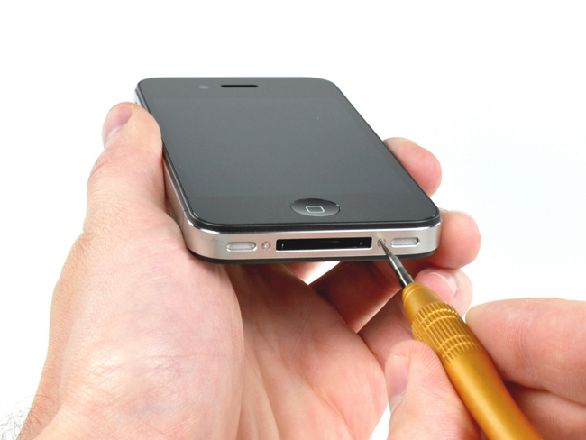 CDMA 版苹果 iPhone 4 手机底部的螺丝
