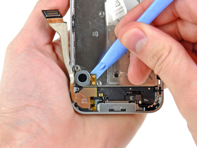 拆下 CDMA 版苹果 iPhone 4 手机振动器