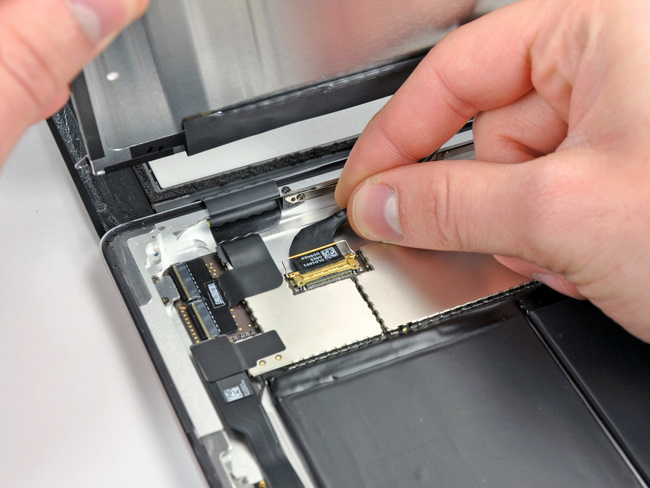 断开苹果 iPad 2 屏幕数据线