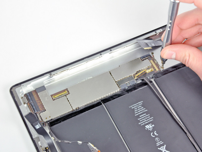 拆下苹果 iPad 2 主板固定螺丝