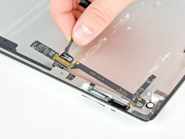 拆解苹果 iPad 2 的音量控制按键和静音/屏幕锁定键模块