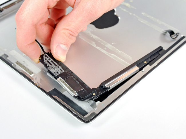取出苹果 iPad 2 的音箱模块