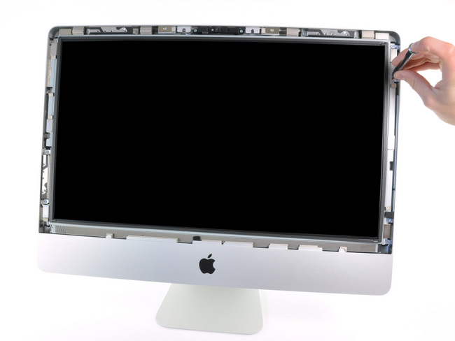 卸下 2011年新款苹果 iMac 屏幕边缘的螺丝