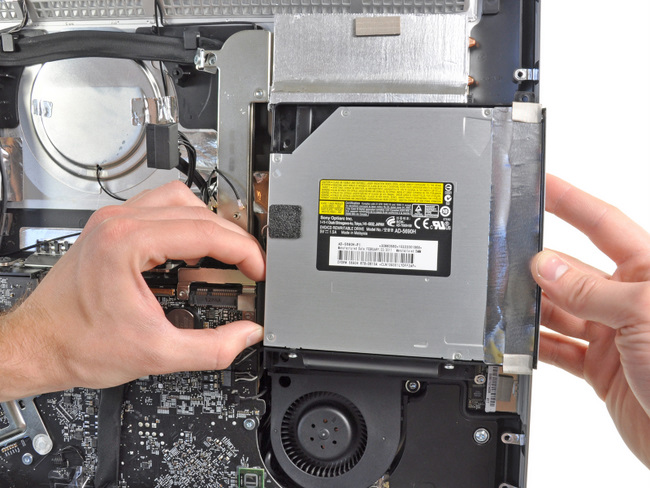 2011年新款苹果 iMac 的吸入式光驱