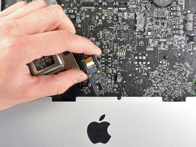 2011年新款苹果 iMac 的红外接收模块