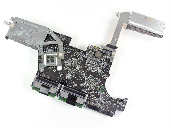 2011年新款苹果 iMac 的主板背面