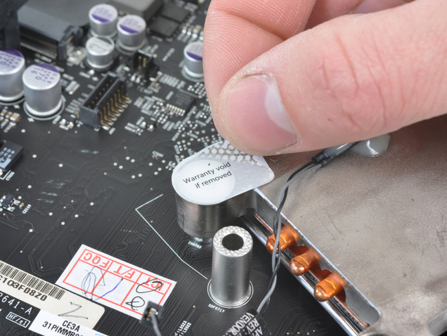 2011年新款苹果 iMac 的 CPU 散热器上的贴纸
